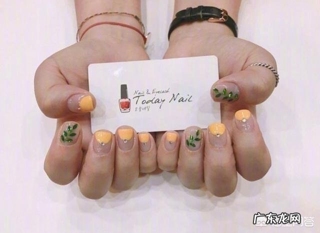 夏天适合做什么颜色的美甲？