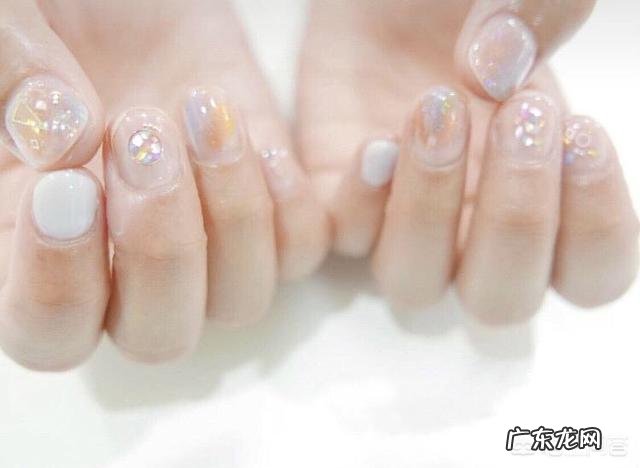 夏天适合做什么颜色的美甲？