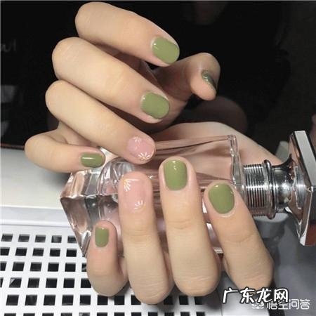 夏天适合做什么颜色的美甲？