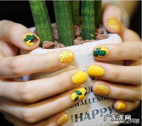 夏天适合做什么颜色的美甲？