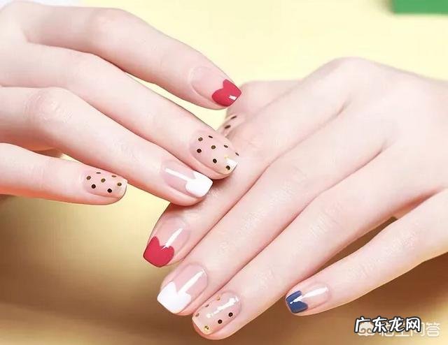 夏天适合做什么颜色的美甲？