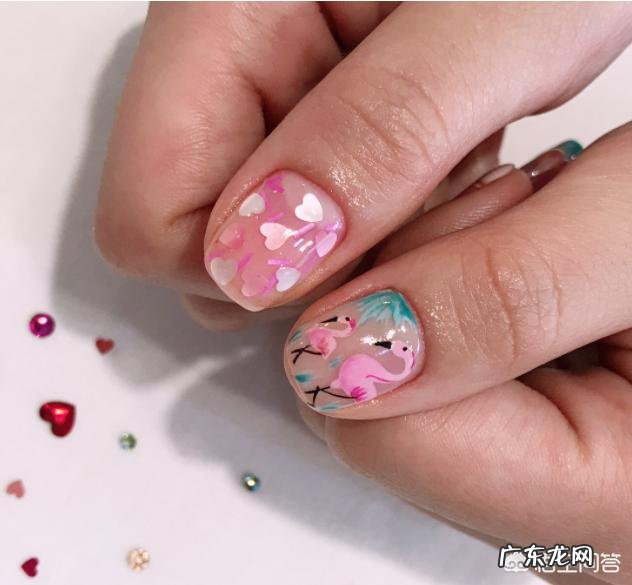 夏天适合做什么颜色的美甲？