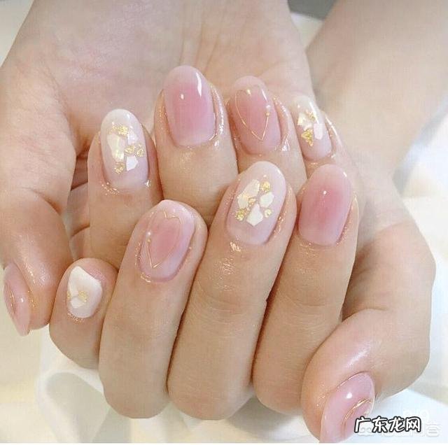 夏天适合做什么颜色的美甲？