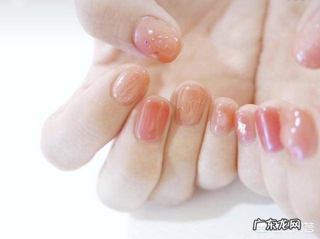 夏天适合做什么颜色的美甲？