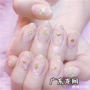 夏天适合做什么颜色的美甲？