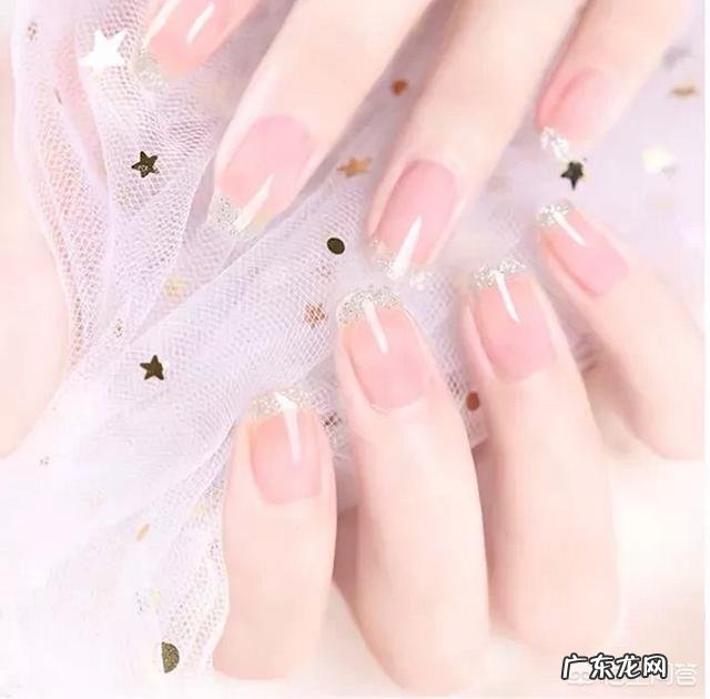 夏天适合做什么颜色的美甲？