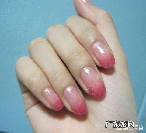 夏天适合做什么颜色的美甲？