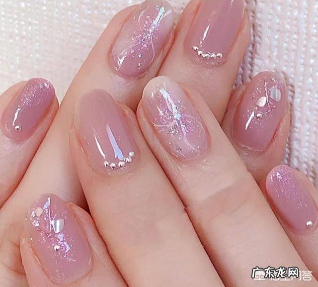 夏天适合做什么颜色的美甲？