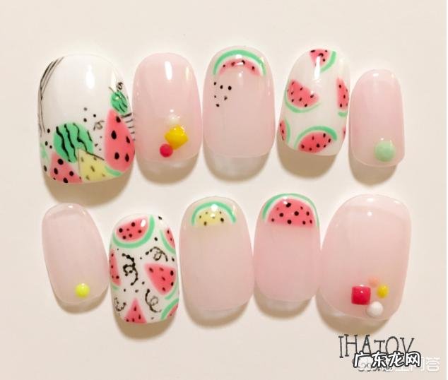 夏天适合做什么颜色的美甲？