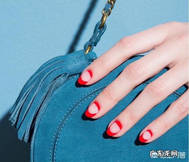 夏天适合做什么颜色的美甲？