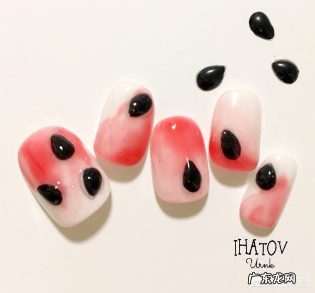 夏天适合做什么颜色的美甲？