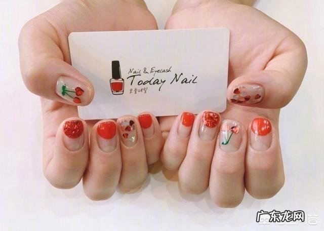 夏天适合做什么颜色的美甲？