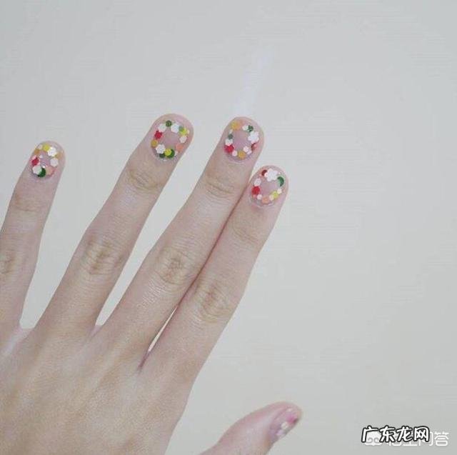 夏天适合做什么颜色的美甲？