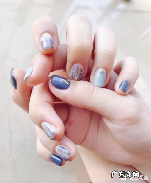夏天适合做什么颜色的美甲?
