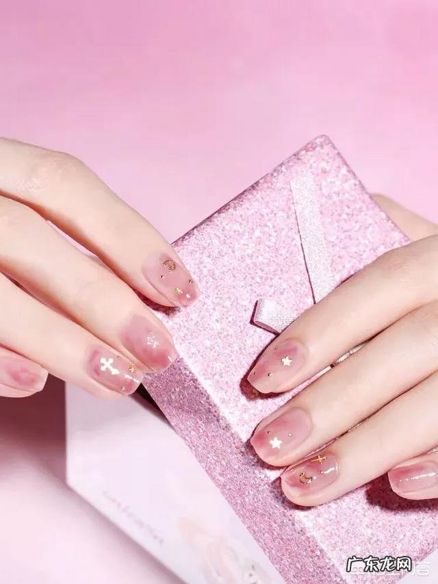 夏天适合做什么颜色的美甲？