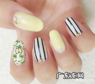 夏天适合做什么颜色的美甲？