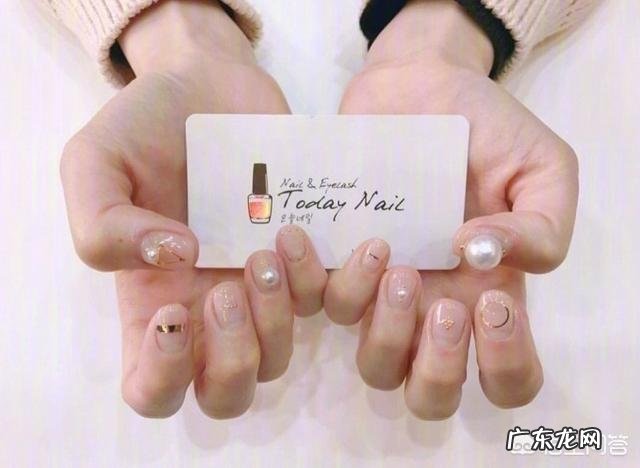 夏天适合做什么颜色的美甲？