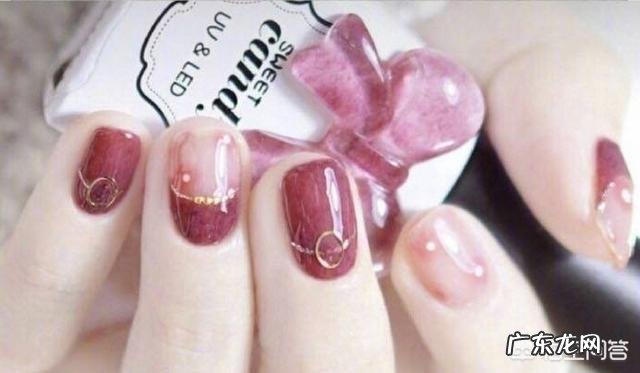 夏天适合做什么颜色的美甲？