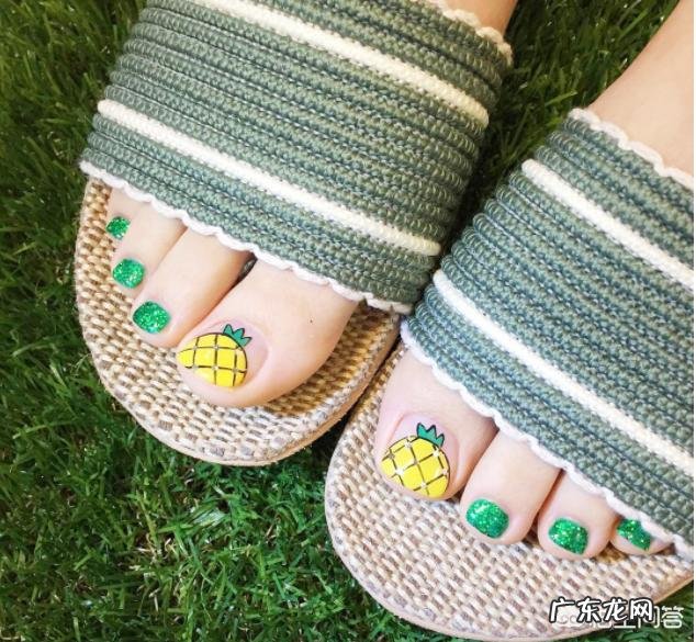 夏天适合做什么颜色的美甲？