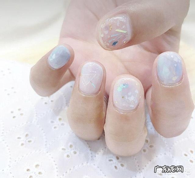 夏天适合做什么颜色的美甲？