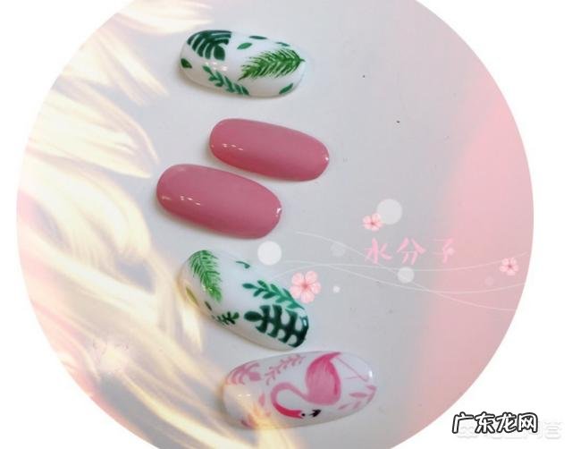 夏天适合做什么颜色的美甲？