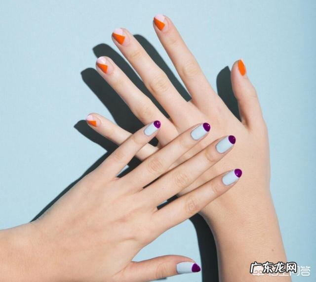 夏天适合做什么颜色的美甲？