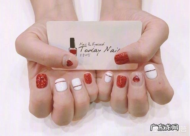 夏天适合做什么颜色的美甲？