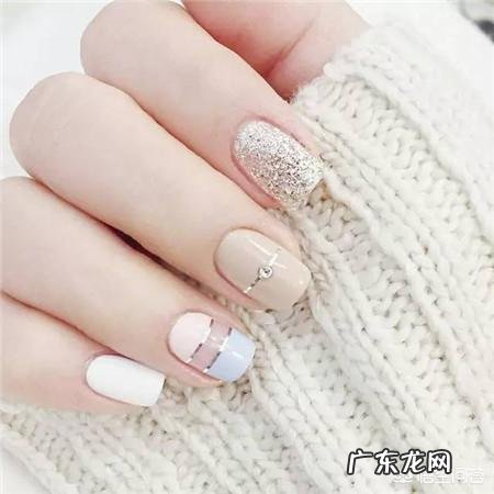 夏天适合做什么颜色的美甲？