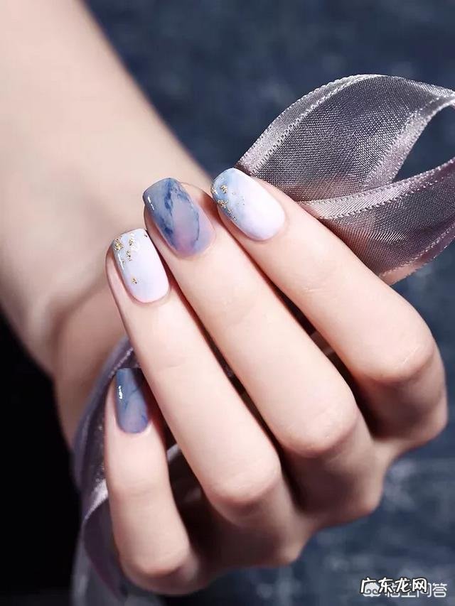 夏天适合做什么颜色的美甲？