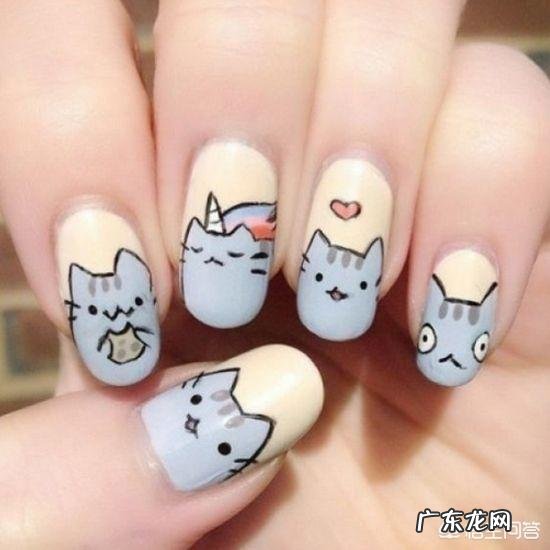 夏天适合做什么颜色的美甲？