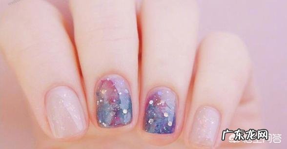 夏天适合做什么颜色的美甲?