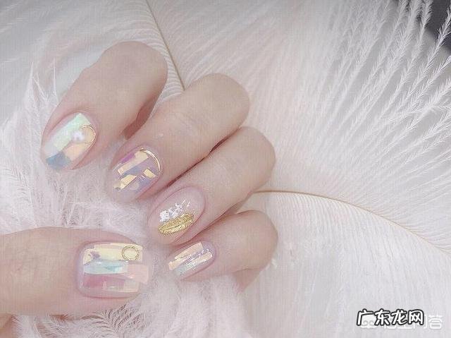 夏天适合做什么颜色的美甲？