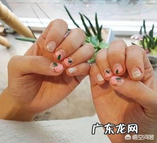 夏天适合做什么颜色的美甲？