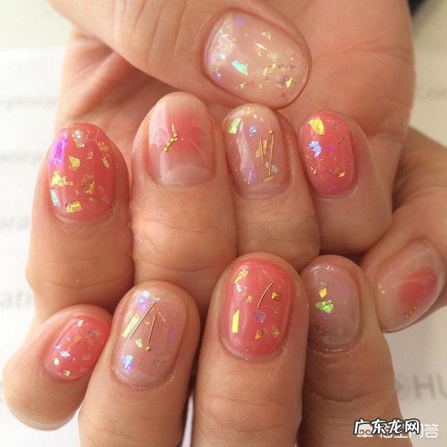 夏天适合做什么颜色的美甲？