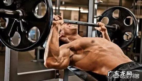 如何锻炼胸大肌？