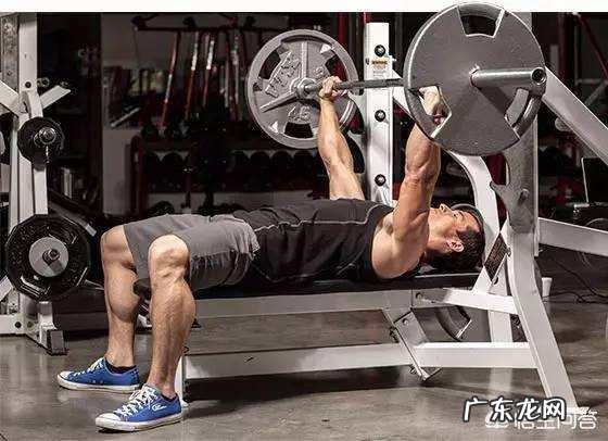 如何锻炼胸大肌？