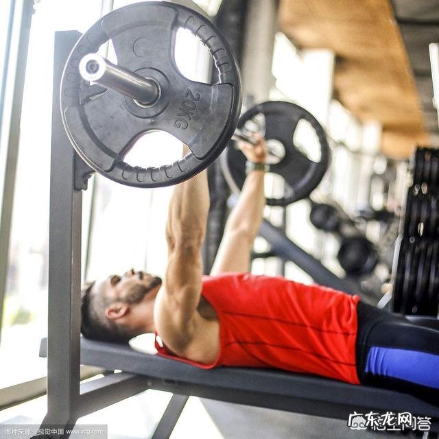 如何锻炼胸大肌？