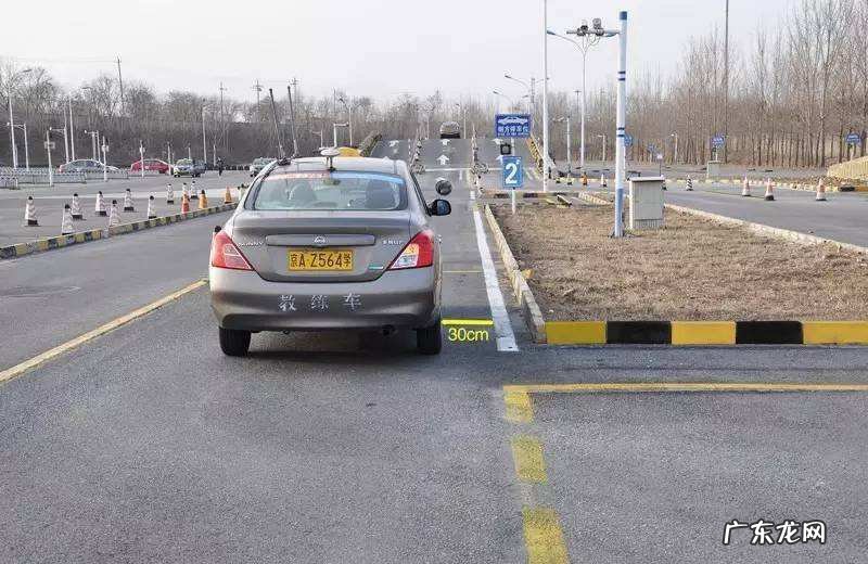 科二车身与边线平行怎么判断