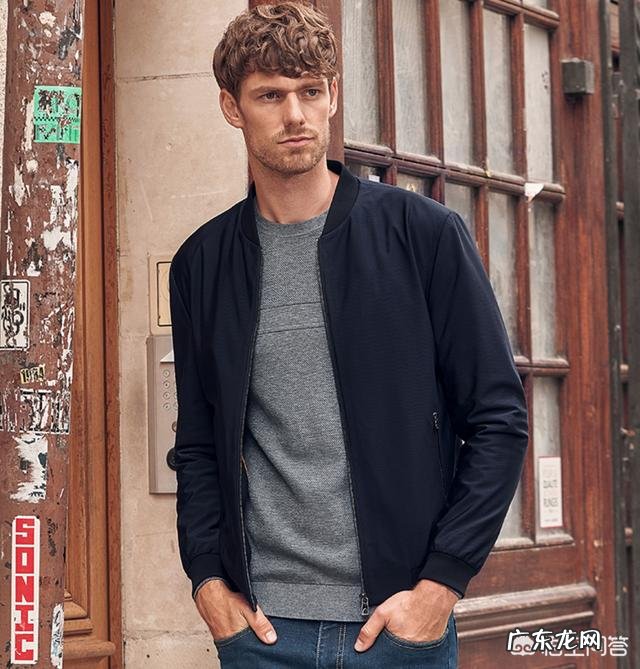 男生黑色棒球衣里面怎样搭配?