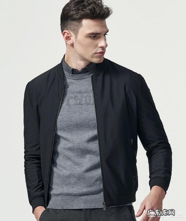 男生黑色棒球衣里面怎样搭配?