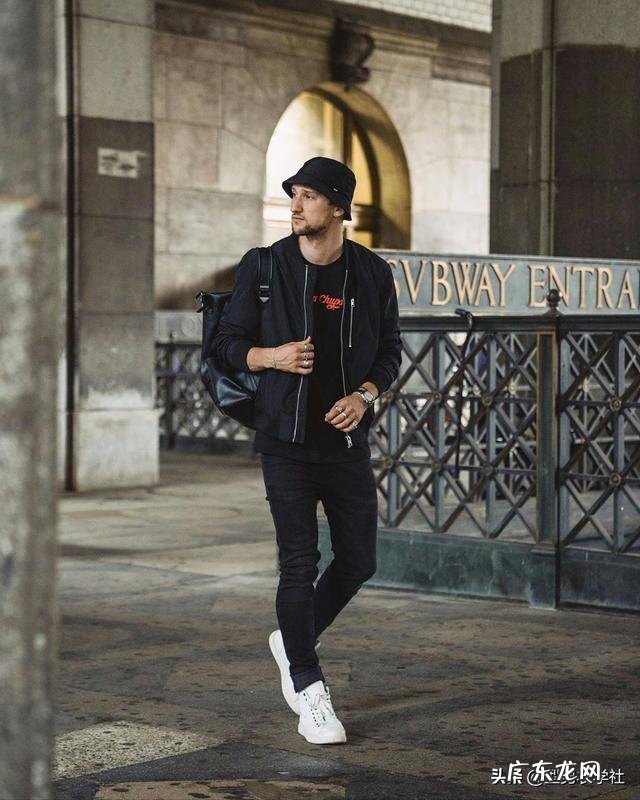 男生黑色棒球衣里面怎样搭配?