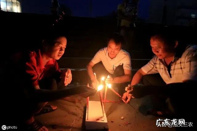 农村烧纸钱烧给亡人，在你们那里是十四烧，还是十五烧？