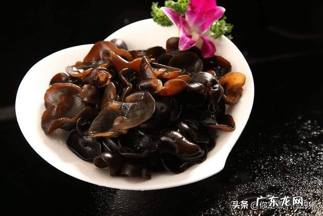 香樟树上长的木耳能吃吗?注意什么?