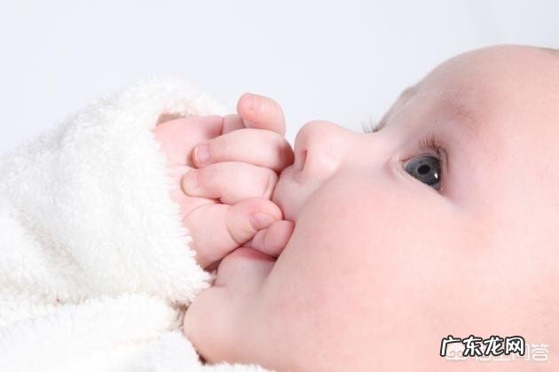 宝宝断母乳后,应该喝配方奶还是喝牛奶?