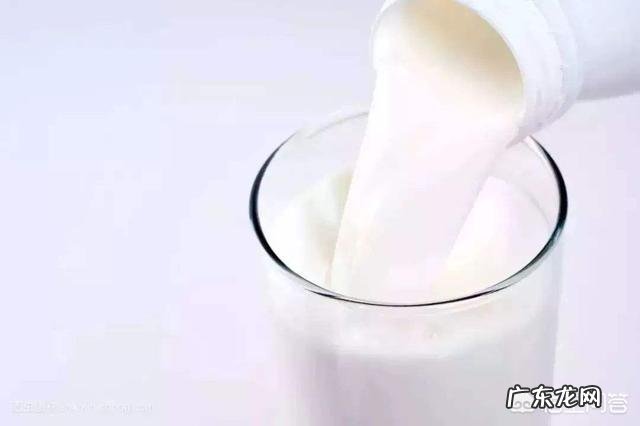 宝宝断母乳后,应该喝配方奶还是喝牛奶?