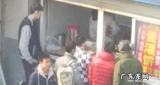 赵睿当年深夜玩游戏,甚至还明示一些球迷:你们为国家做了什么。你怎么看赵睿这球员?