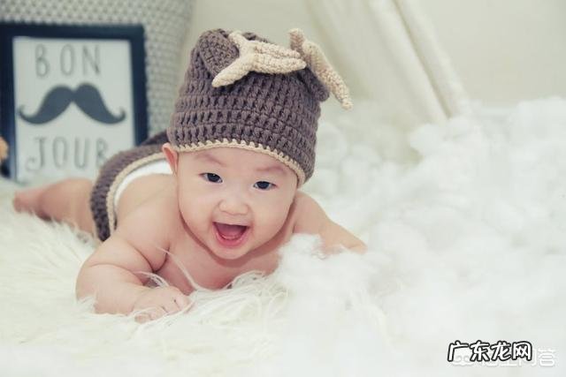 新生儿是穿尿片好还是穿尿裤好?