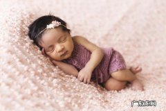 新生儿是穿尿片好还是穿尿裤好？