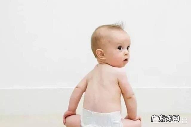 新生儿是穿尿片好还是穿尿裤好?