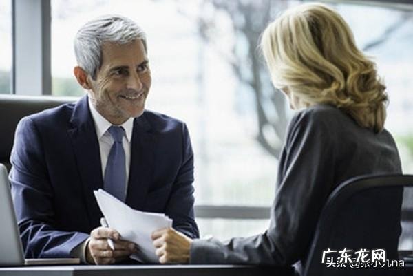 茶叶之类的 去领导办公室送礼，领导办公室总是有人，能直接进去吗？怎么送好？